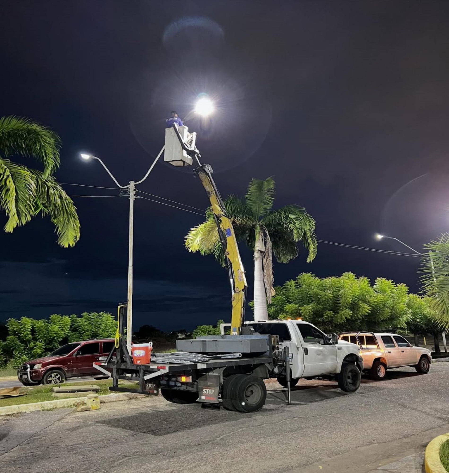 alcaldía-de-lechería-culmina-sustitución-de-luminarias-a-l-e-d-en-la-avenida-r-16-img