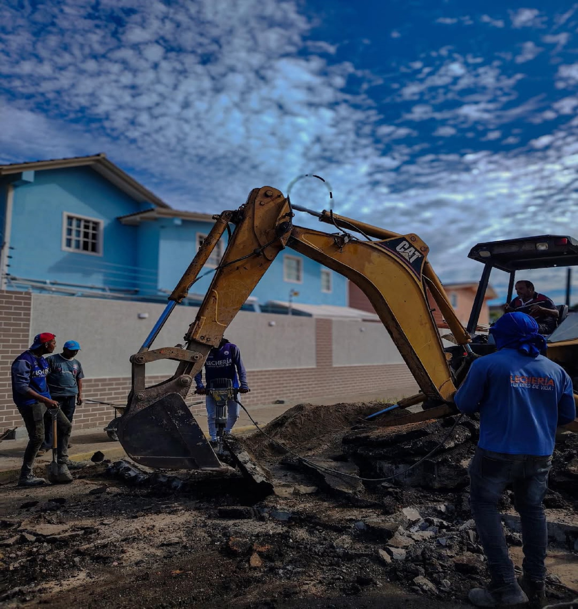 alcaldía-de-lechería-trabaja-en-reparación-de-tubería-de-agua-en-la-avenida-anzoátegui-img